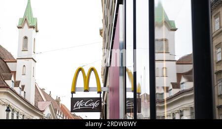 Logo McDonald's dans la vieille ville européenne de Vienne. 18 mai 2023, Autriche, Vienne Banque D'Images