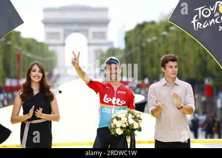 Paris, France. 23 juillet 2023. Le Belge Victor Campenaerts de Lotto DSTNY célèbre sur le podium après avoir reçu le prix de la super combativité, après avoir été photographié lors de la cérémonie du podium après la 21e et dernière étape du Tour de France, de Saint-Quentin-en-Yvelines à Paris, France, dimanche 23 juillet 2023. Le Tour de France de cette année aura lieu du 01 au 23 juillet 2023. BELGA PHOTO POOL ETIENNE GARNIER crédit : Belga News Agency/Alamy Live News Banque D'Images