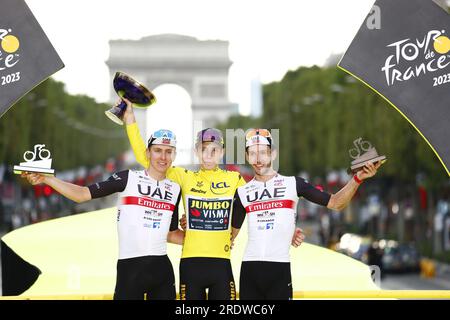 Paris, France. 23 juillet 2023. Deuxième classé le slovène Tadej Pogacar du Team Emirates des Émirats arabes Unis, le vainqueur danois Jonas Vingegaard du Jumbo-Visma et le britannique Adam Yates du Team Emirates des Émirats arabes Unis photographié lors de la cérémonie du podium après la 21e et dernière étape du Tour de France, de Saint-Quentin-en-Yvelines à Paris, France, Dimanche 23 juillet 2023. Le Tour de France de cette année aura lieu du 01 au 23 juillet 2023. BELGA PHOTO POOL ETIENNE GARNIER crédit : Belga News Agency/Alamy Live News Banque D'Images