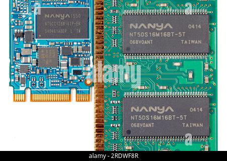 Une sélection de puces de mémoire DRAM de Nanya Technology, une société taïwanaise de semi-conducteurs, sur fond blanc Banque D'Images