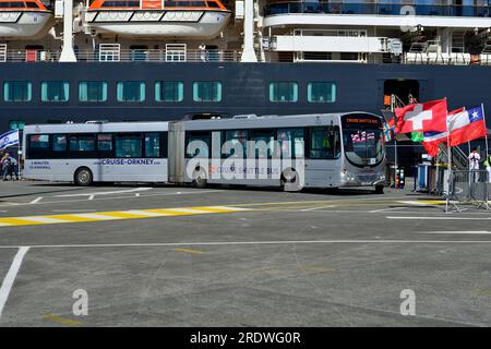 Cruise Shuttle bus prend en charge les passagers du navire de croisière Cunard Queen Victoria au port de Kirkwall dans les Orcades, pour le court trajet dans la ville. Banque D'Images