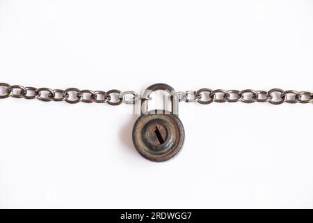 Cadenas vieux cadenas sur une chaîne pèse sur un fond blanc gros plan Banque D'Images