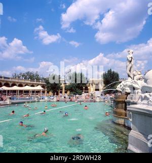 BUDAPEST, HONGRIE-10 AOÛT 2008 : Budapest Spa Szechenyi Thermal bain piscine spa avec ciel bleu dans la journée d'été avec une foule de gens Banque D'Images