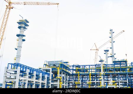 Construction d'une nouvelle raffinerie de pétrole, usine pétrochimique avec l'aide de grues de grande taille. Construction d'une nouvelle unité de procédé. Banque D'Images