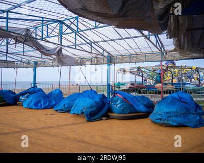 Abandonné Luna Park. Autodrom. Les voitures sont recouvertes de bâches. Vieux carrousels. Ne fonctionne pas. Attraction brisée. resort en hiver. Affaires brisées. EMP Banque D'Images