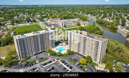 Condos campus paysage ville d'été location avec piscine, parking aérien près de la rivière Banque D'Images