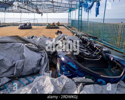 Abandonné Luna Park. Autodrom. Les voitures sont recouvertes de bâches. Vieux carrousels. Ne fonctionne pas. Attraction brisée. resort en hiver. Affaires brisées. E Banque D'Images