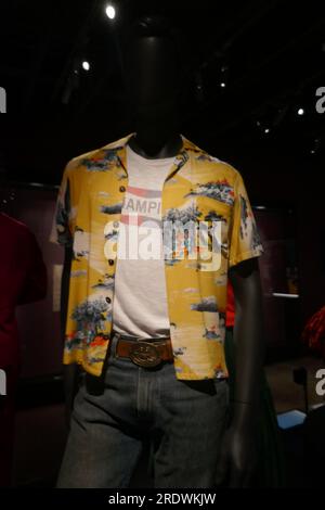 Los Angeles, Californie, USA 25 juillet 2022 Costume porté par Brad Pitt dans Once Upon a Time in Hollywood 2019 film à l'Academy Museum of Motion Pictures le 25 juillet 2022 à Los Angeles, Californie, USA. Photo de Barry King/Alamy stock photo Banque D'Images