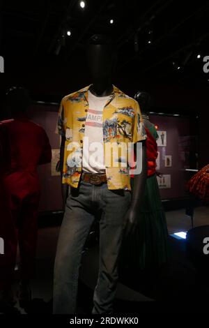 Los Angeles, Californie, USA 25 juillet 2022 Costume porté par Brad Pitt dans Once Upon a Time in Hollywood 2019 film à l'Academy Museum of Motion Pictures le 25 juillet 2022 à Los Angeles, Californie, USA. Photo de Barry King/Alamy stock photo Banque D'Images