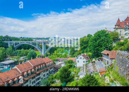 Vue panoramique sur la rivière Aare et le pont Kirchenfeldbrucke dans la ville de Berne, Suisse Banque D'Images