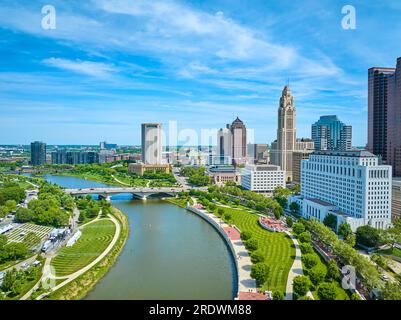 Des pelouses de parc vertes fraîchement tondues des deux côtés de la rivière Scioto, au centre-ville de Columbus Ohio Banque D'Images