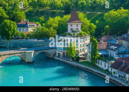 Vue panoramique sur la rivière Aare, le pont Untertorbrucke et la vieille ville de Berne, Suisse Banque D'Images
