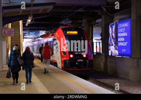 Poznan, Pologne - 19 avril 2023 : gare, les passagers montent à bord du train. Banque D'Images