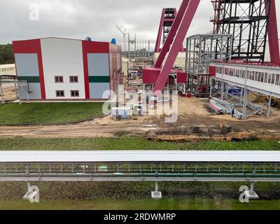 Zone industrielle,l'équipement de raffinage du pétrole, à proximité des pipelines industriels d'une usine de raffinage de pétrole,Détail d'un oléoduc avec soupapes en grande oi Banque D'Images