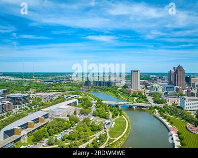 Aérien des deux côtés de la rivière Scioto dans le centre-ville de Columbus Ohio avec le Centre des sciences et de l'industrie Banque D'Images