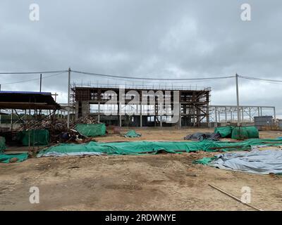 structures en béton armé du bâtiment en construction. echafaudage et support. grue de chantier. Banque D'Images