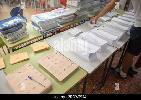 Madrid, Madrid, Espagne. 23 juillet 2023. 23 juillet 2023 - Madrid, Espagne : un électeur prend des bulletins de vote. Les électeurs espagnols ont été appelés aujourd'hui à voter pour les représentants du gouvernement et du sénat lors des élections générales de 2023 en Espagne. Une élection marquée par le grand nombre de votes par correspondance. (Image de crédit : © Alvaro Laguna/Pacific Press via ZUMA Press Wire) USAGE ÉDITORIAL SEULEMENT! Non destiné à UN USAGE commercial ! Banque D'Images