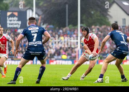 Leeds, Royaume-Uni. 23 juillet 2023. Demi-finale de la Betfred Challenge Cup : Hull KR contre Wigan Warriors. Brad Schneider passe le ballon. Crédit Paul Whitehurst/Alamy Live News Banque D'Images