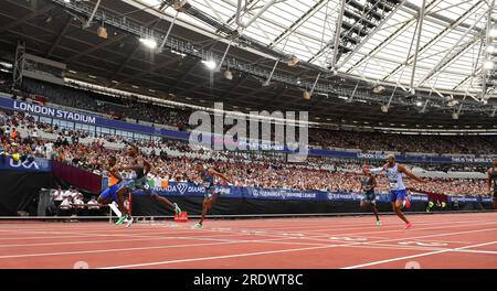 Londres, Royaume-Uni. 23 juillet 2023. (G-D) Letsile Tebogo, du Botswana, établit un nouveau record africain de 19,50, Zharnel Hughes, de Grande-Bretagne et ni établissant un nouveau record britannique et PB de 19,73 et Noah Lyles, des États-Unis, établit un nouveau meeting et une avance mondiale de 19,47 au 200m masculin au Wanda Diamond League London Event, London Stadium, le 23 juillet 2023. Photo de Gary Mitchell/Alamy Live News Banque D'Images