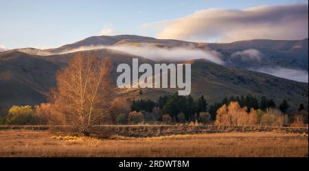 Vue d'automne sur les montagnes et un brin de nuage. Banque D'Images