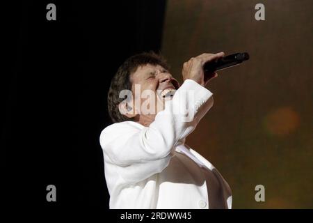 Gianni Morandi se produit sur la scène de l'amphithéâtre Camerini à Piazzola sul Brenta, avec sa tournée ''Go Gianni Go! Été 2023'', le 22 juillet 2023. (Photo de Mimmo Lamacchia/NurPhoto) crédit : NurPhoto SRL/Alamy Live News Banque D'Images