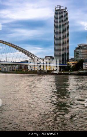 Bratislava, SK – 10 juin 2023 vue de l’emblématique pont Apollo enjambant le Danube et le premier gratte-ciel de Bratislava ; le nouveau E de 168 mètres de haut Banque D'Images