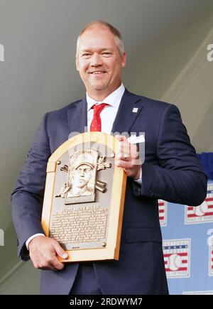 Cooperstown, États-Unis. 23 juillet 2023. Scott Rolen, membre le plus récent du National Baseball Hall of Fame, expose sa plaque après les cérémonies d'intronisation à Cooperstown, NY, le dimanche 23 juillet 2023. Photo de Bill Greenblatt/UPI crédit : UPI/Alamy Live News Banque D'Images