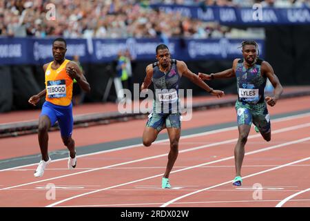 Londres, Royaume-Uni. 23 juillet 23. Zharnel HUGHES (Grande-Bretagne), Noah LYLES (États-Unis d'Amérique), Letsile TEBOGO (Botswana) franchissant la ligne d'arrivée de la finale du 200m masculin au 2023, IAAF Diamond League, Queen Elizabeth Olympic Park, Stratford, Londres, Royaume-Uni. Crédit : Simon Balson/Alamy Live News Banque D'Images