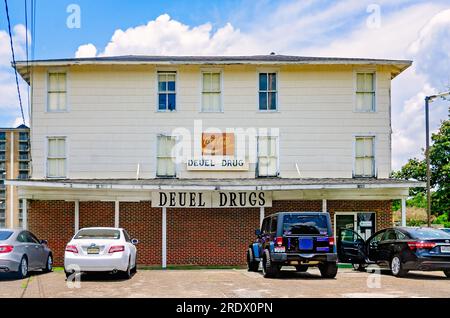 Un panneau Coca-Cola vintage est accroché au-dessus de la porte de Deuel Drugs, le 27 juin 2023, à Mobile, en Alabama. La pharmacie indépendante a été fondée en 1981. Banque D'Images