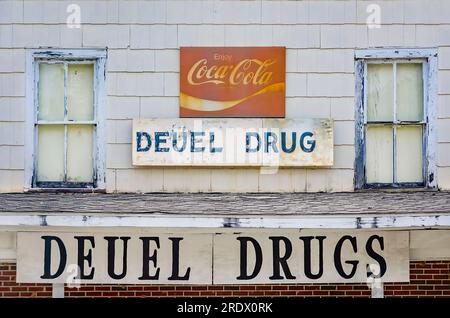 Un panneau Coca-Cola vintage est accroché au-dessus de la porte de Deuel Drugs, le 27 juin 2023, à Mobile, en Alabama. La pharmacie indépendante a été fondée en 1981. Banque D'Images