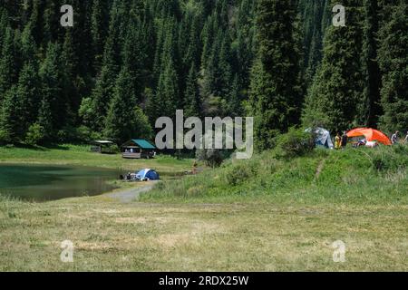 Kazakhstan, Parc national des lacs de Kolsay. Camping vacances. Banque D'Images