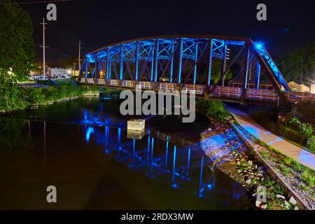 Incroyable vue latérale du pont de train bleu néon la nuit Mount Vernon Ohio Walking Bridge et la rivière Banque D'Images