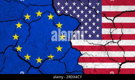 Drapeaux de l'Union européenne et des États-Unis sur la surface fissurée - politique, concept de relation Banque D'Images