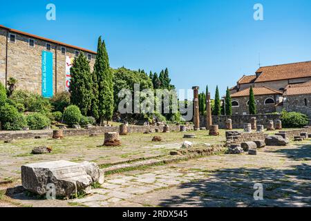 Vestiges de colonnes d'une ancienne basilique romaine sur la colline de San Giusto, près du château de San Giusto, centre-ville de Trieste, Italie Banque D'Images