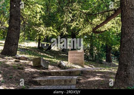 Parc du souvenir sur la colline de San Giusto, avec des pierres commémoratives commémorant les victimes des guerres combattues au 21e siècle, Trieste, Italie Banque D'Images