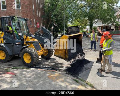 Les travailleurs préparent la rue pour le repavage dans un quartier résidentiel de Brooklyn, New York. Banque D'Images