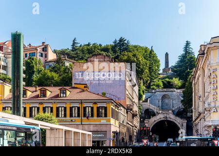 Piazza Carlo Goldoni avec Palais Tonello (ancien siège du journal "il Piccolo") et la "Scala dei Giganti" (escalier des géants), Trieste, Italie Banque D'Images