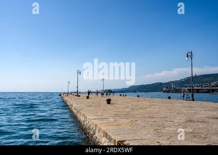 La jetée 'Molo audace' le long des rives de Trieste qui s'étend dans la mer, en face de la Piazza Unità d'Italia, Trieste, Italie Banque D'Images