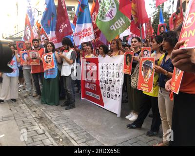 Izmir, Turquie. 20 juillet 2023. des organisations de jeunes libertaires participent à la commémoration. Les organisations de jeunes à Izmir ont commémoré les 33 personnes tuées dans l'attentat suicide de l'Etat islamique à Suruç, ?anl?urfa le 20 juillet 2015. Après le communiqué de presse, la police n'a pas donné la permission au groupe qui voulait aller à la plage. Lorsque les membres du groupe ont fait la queue pour marcher, la police est intervenue et a arrêté 13 manifestants. (Image de crédit : © Yusuf Belek/SOPA Images via ZUMA Press Wire) USAGE ÉDITORIAL SEULEMENT! Non destiné à UN USAGE commercial ! Banque D'Images