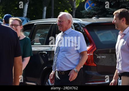 Le chargé d'Affaires de l'Ambassade de Suède en Ukraine Lennart Linner (au centre) est vu lors de sa visite officielle au Service d'urgence de l'Etat ukrainien à Zaporizhzhia. ÉTATS-UNIS Le secrétaire d'État Antony Blinken a déclaré que l'Ukraine avait déjà repris environ la moitié de ses territoires occupés par la Russie depuis le début de l'invasion à grande échelle. Il a également déclaré que les forces armées ukrainiennes ont fait face à une résistance importante lors des opérations contre-offensives. Il a déclaré que les États-Unis estiment que la contre-offensive de l'Ukraine se poursuivra pendant au moins plusieurs mois de plus. (Photo de Andriy Andriyenko/S. Banque D'Images