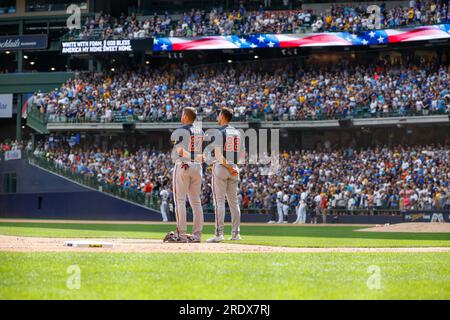 Milwaukee, Wisconsin, États-Unis. Milwaukee, WISCONSIN, États-Unis. 23 juillet 2023. Austin Riley (27), troisième joueur des Braves d'Atlanta, et Matt Olson (28), premier joueur, représentent God Bless America lors du match entre les Brewers de Milwaukee et les Braves d'Atlanta à l'American Family Field à Milwaukee, WISCONSIN. Darren Lee/CSM (image de crédit : © Darren Lee/Cal Sport Media). Crédit : csm/Alamy Live News crédit : CAL Sport Media/Alamy Live News Banque D'Images