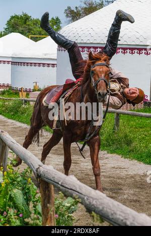 Kazakhstan, village ethno de Huns. Démonstration de la compétence d'équitation traditionnelle kazakhe nomade. Banque D'Images