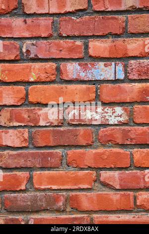 Vertical de briques rouges horizontales sur le mur avec couleur décroissante et éclaboussures bleues et blanches Banque D'Images