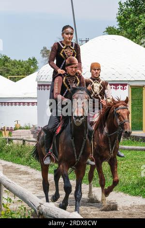 Kazakhstan, village ethno de Huns. Démonstration de la compétence d'équitation traditionnelle kazakhe nomade. Banque D'Images