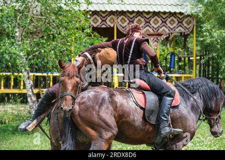 Kazakhstan, village ethno de Huns. Démonstration de la compétence traditionnelle kazakhe Nomadic Wrestling à cheval. Banque D'Images