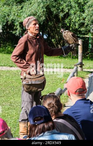 Kazakhstan, Almaty. Sunkar Falcon Center montrer le comportement de Falcon. Banque D'Images