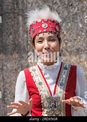 Kazakhstan, village ethno de Huns. Jeune femme kazakhe en robe traditionnelle. Banque D'Images