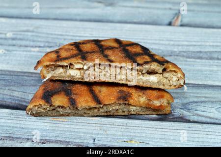 Plat traditionnel égyptien Hawawshi, pita farci de poulet et épicé avec oignons, poivre, parsemé et piments, cuit en remplissant le brea égyptien plat Banque D'Images