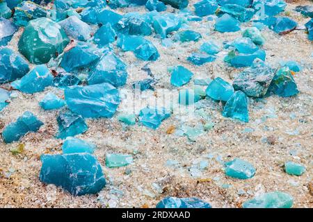 Verre blanc couvert de gros morceaux de turquoise et bleu ciel Banque D'Images