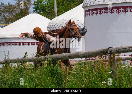 Kazakhstan, village ethno de Huns. Démonstration de la compétence d'équitation traditionnelle kazakhe nomade. Banque D'Images